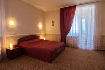 Номер с кроватью размера «queen-size» и видом на бассейн в Отеле Hotel Mon Senior